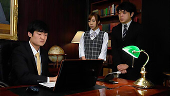 Secretaria Japonesa Se Llena De Placer Con Dos Tíos