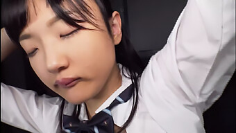 Creampie Delight: Asiatisk Tenåring Får En Creampie Surprise