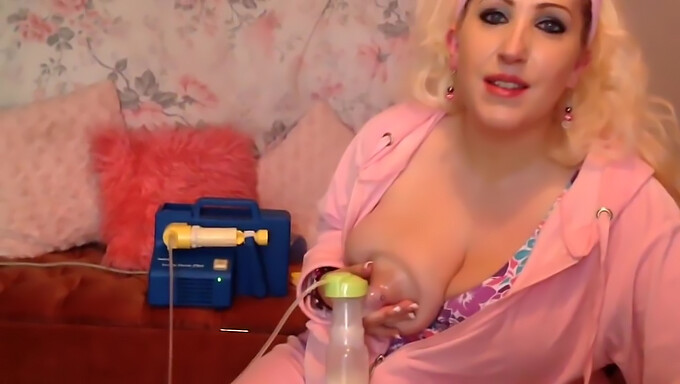 Une Blonde Britannique Mature Montre Ses Gros Seins Et Sa Production De Lait