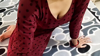 Büyük Göğüslü Milf, Hintçe Porno Videosunda Üvey Oğluna Kız Arkadaşını Nasıl Zevklendireceğini Öğretiyor