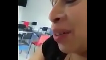 Profesora Latina Da Una Mamada Llena De Corrida En El Aula