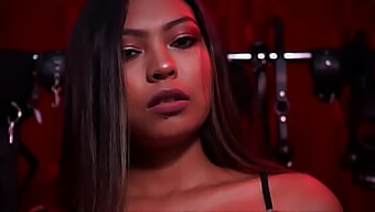 Kinky Latina-Danser Viser Frem Sin Ville Rumpa På Webkamera